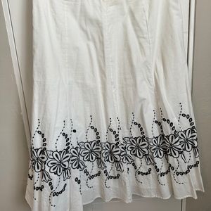 SUNNY LEIGH White Skirt w/Black Embroidered Edging; MID-Length; 24W